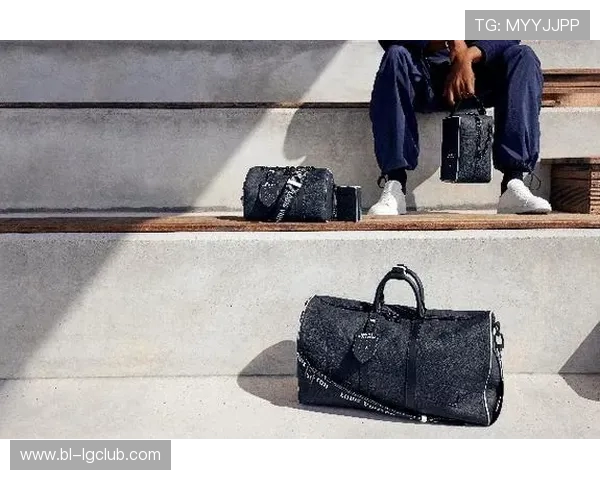 时尚与运动结合 足球长袖潮流款展现街头个性与活力风尚