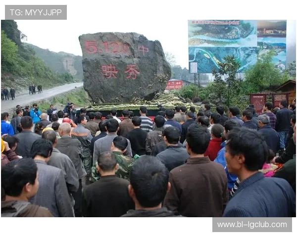 玉树足球球员为灾难中的逝者集体默哀 传递坚韧与希望 玉树足球球员为灾难中的逝者集体默哀 传递坚韧与希望